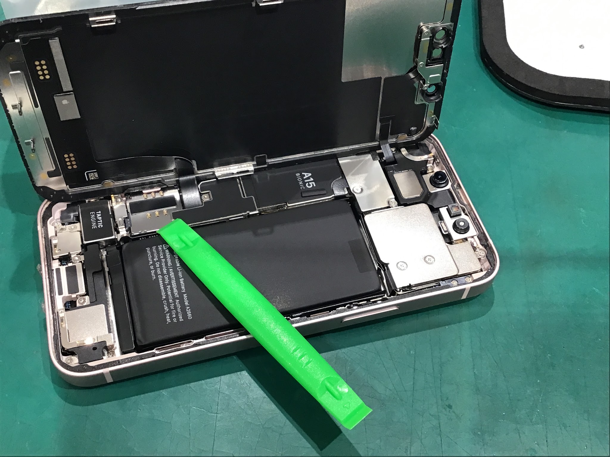iPhone13mini(アイフォーン)のバッテリー交換はスマホ修理工房丸井錦糸町店にお任せください！